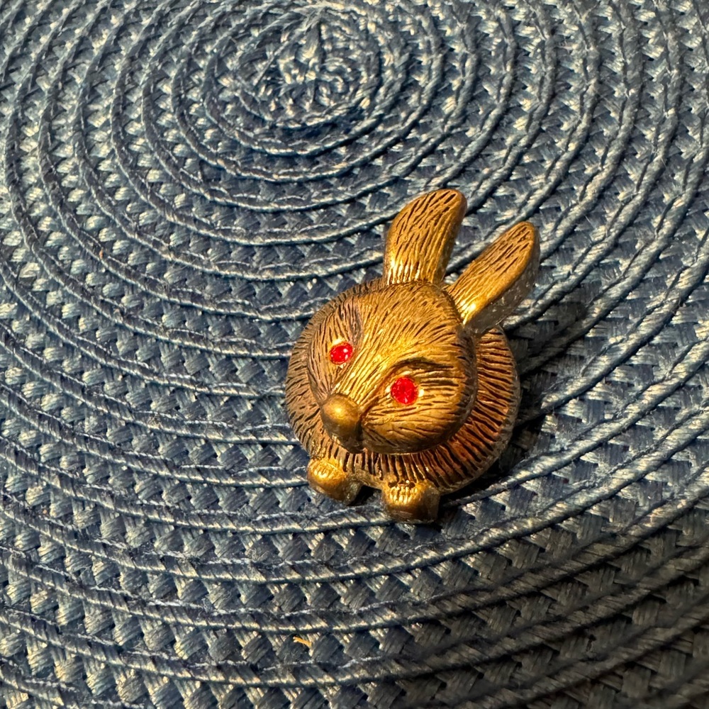 Adorable articulating vintage bunny brooch by Best can be worn as pendant